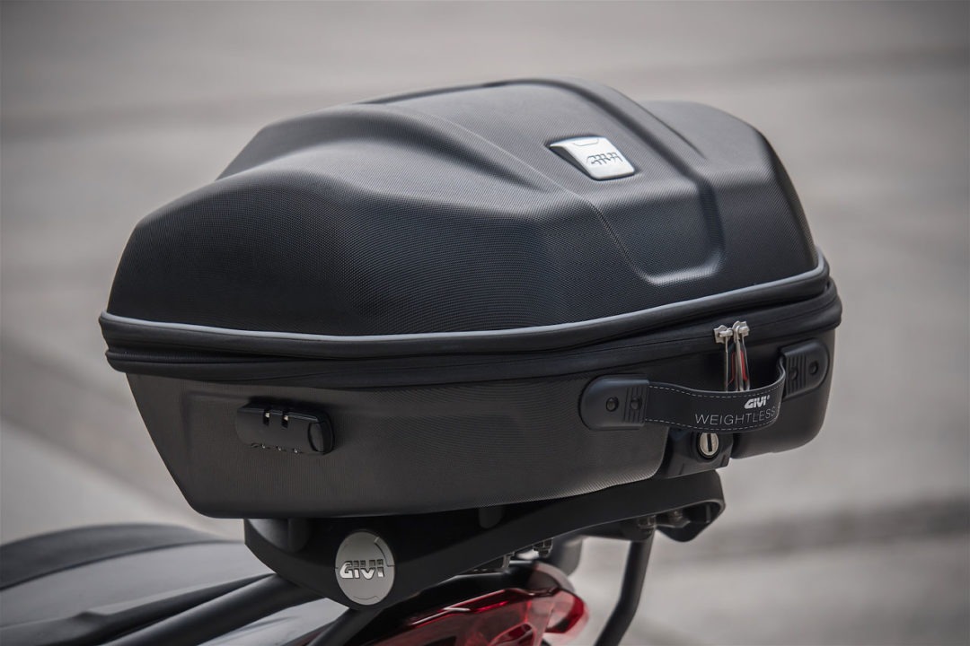 Essai Top Case Givi WL901 Weigthless optimiser la capacité demport