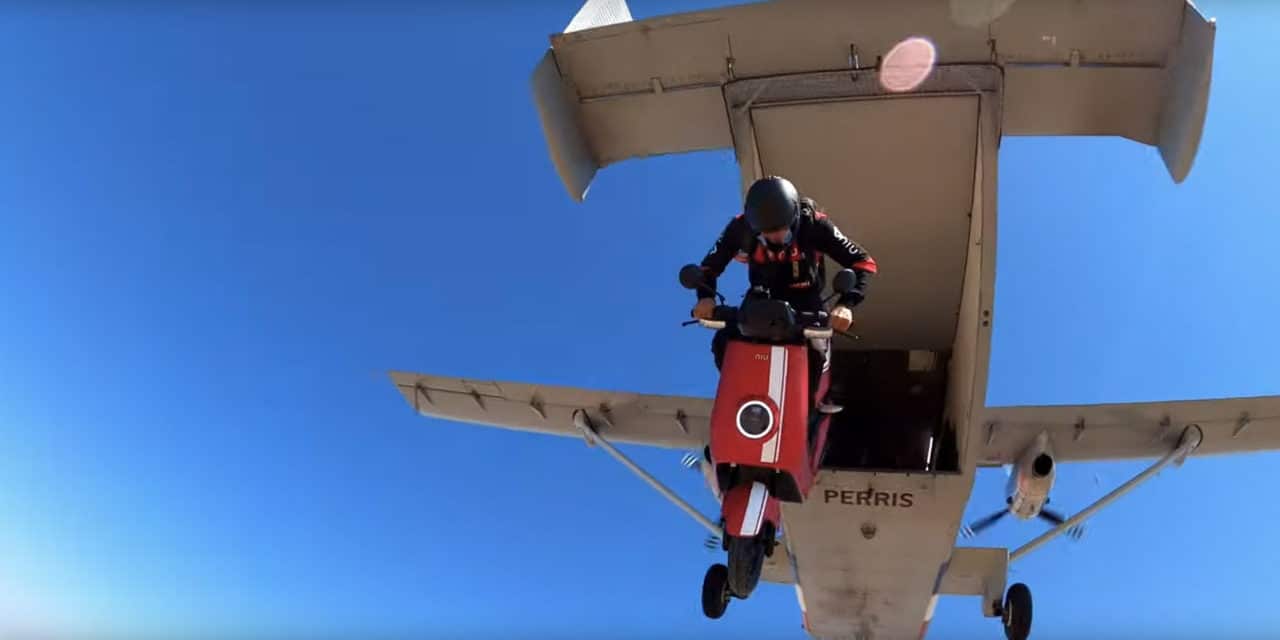 Insolite : Un scooter NIU saute d’un avion !