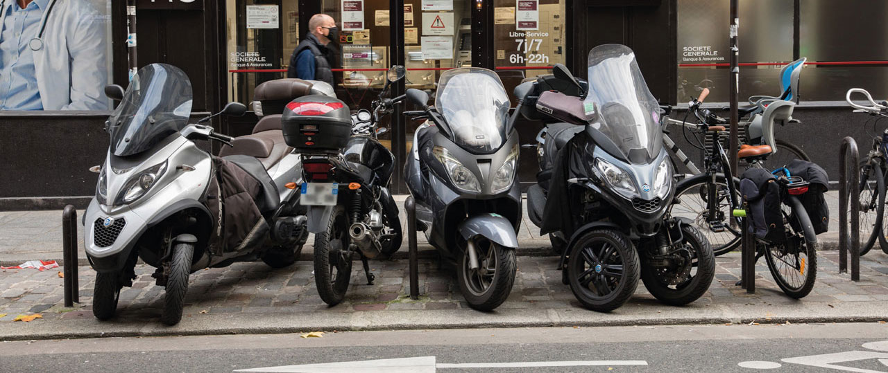 Paris : le stationnement des deux-roues thermiques payant