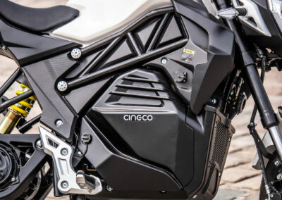 On apprécie le cadre treillis apparent façon Ducati Monster.
