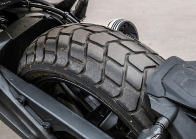 Le châssis est très à l’aise lors des changements d’angle malgré des pneus sculptés qui pourraient laisser penser le contraire.