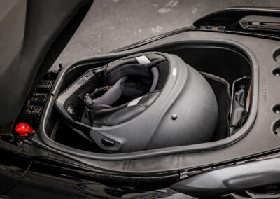 Le coffre ne peut recevoir qu’un seul casque intégral… dommage pour un scooter orienté GT.