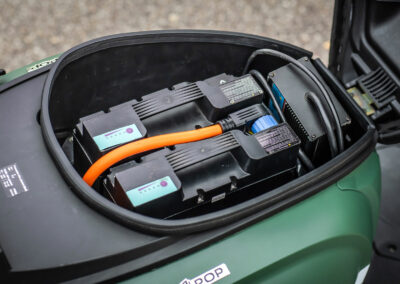 Sous la selle, nous retrouvons donc une batterie lithium 72V de 29 Ah chargée d’alimenter le moteur brushless de 3000 watts.