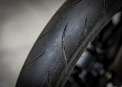 Les pneumatiques CST Adreno HS au profil sportif sont redoutables sur le sec. Attention en revanche sur sol mouillé.