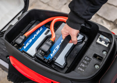 Le MX2 emmène deux batteries qui alimentent un moteur de 11 000 watts (en pic), pour une vitesse de pointe de 115 km/h et une autonomie mixte de 140 km.