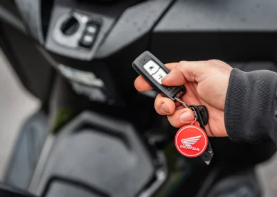 Le Forza grâce à sa Smart Key gère notamment l’ouverture et la fermeture du top case amovible Smart Box de 45 litres en option.