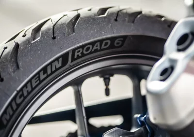 Les pneumatiques Michelin Road6 se montrent excellents en toutes circonstances.