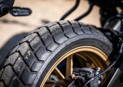 Les pneumatiques à pavés Pirelli MT 60 RS ne génèrent pas de vibrations et délivrent une bonne adhérence sur sol sec.