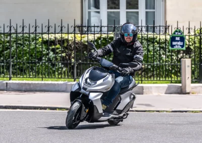 En termes d’autonomie, le Zeeho Ae8 S+ promet 100 km d’autonomie.