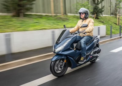 Troisième vente sur le marché scooter 125 en 2023, le Honda PCX est le leader incontesté du segment des urbains compacts.