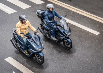 Depuis son apparition en 2010, le Honda PCX 125 s’est vendu à plus de 150 000 unités. Face à lui, le Kymco SkyTown à de nombreux arguments à faire valoir.