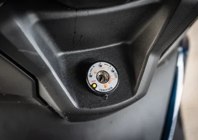 Pas de keyless sur le Kymco. L’écart de prix se justifie aussi ici.