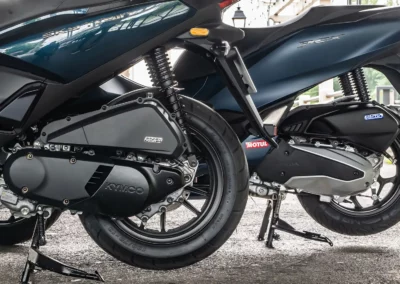 Le Kymco propose un moteur plus vif. Le Honda est plus linéaire.