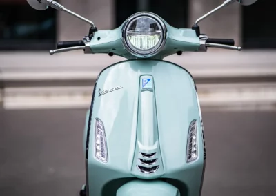 Cette Primavera Elettrica se caractérise toujours par sa carrosserie large et arrondie.