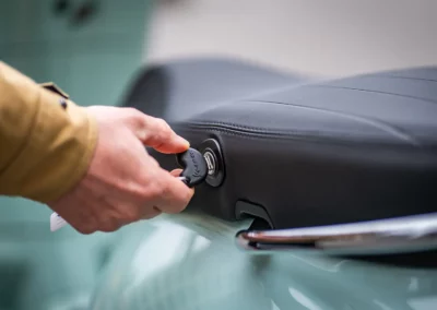 La selle s’ouvre par clé depuis le côté gauche.