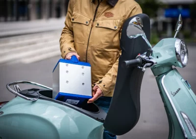 Contrairement à la première Vespa Elettrica de 2019, cette batterie 48 Ah de 15 kilos est amovible et peut donc se recharger n’importe où en 4 heures.