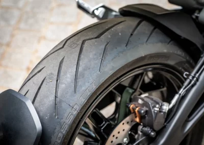 Les Pirelli Diablo Rosso 3 de la S offrent un feeling remarquable et permettent d’attaquer les courbes avec un maximum de confiance.