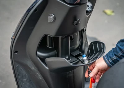 Niveau capacité d’emport, ce scooter est assez avare avec un espace sous le coffre réservé aux batteries et une boite à gants au volume anecdotique.