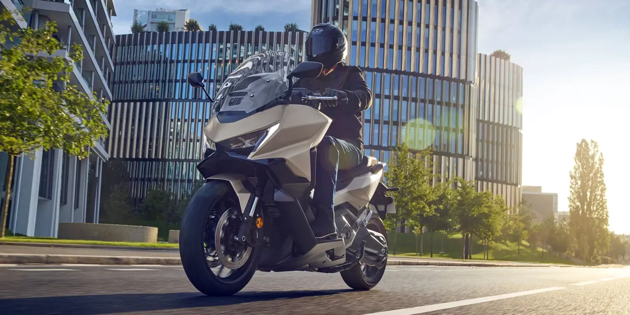 Honda Forza 750 2025 : Nouveau design et plus pratique