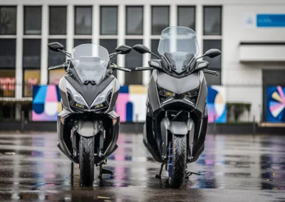 Extérieurement, le Yamaha XMax arbore un style plus agressif que le Downtown.