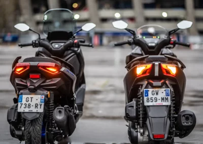 Le Kymco se démarque de son concurrent son signal d’arrêt d’urgence ESS qui déclenche les clignotants sur les gros freinages.