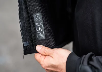 Nommé TexTech, ce textile permet au blouson Mission-T d'être certifié EN17092 (de classe A).