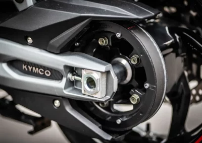 Le Kymco utilise un variateur classique mais sa courroie en fibre de carbone promet un entretien et un coût réduit.