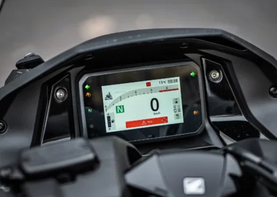 Le tableau de bord TFT du Honda est équipé du système Roadsync.